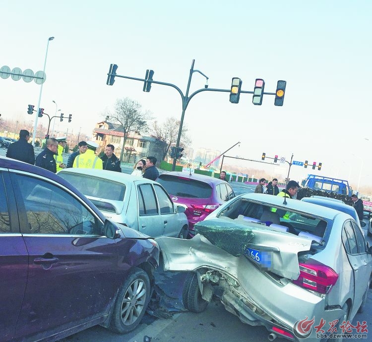 淄博高新區(qū)路口7車相撞 幸無人員傷亡