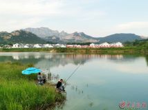 酷暑下的馬陵水庫(kù)釣魚(yú)者