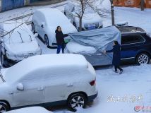 車位上的雪景