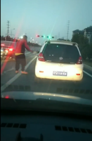 霸氣！前車隨意丟垃圾 后車司機撿起塞回