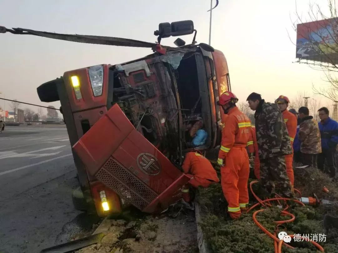 一貨車翻進綠化帶 消防員抱出被困司機