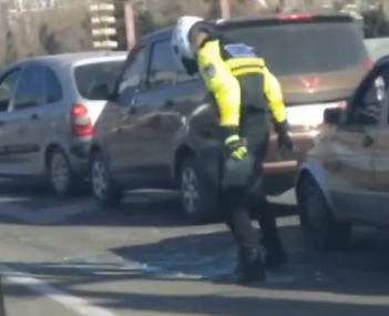 玻璃碎片灑滿機(jī)動車道 輔警為安全徒手清理