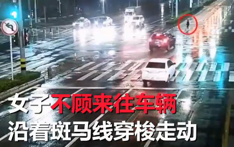 雨夜情侶酒后吵架 女子賭氣站路中間被出租車撞飛